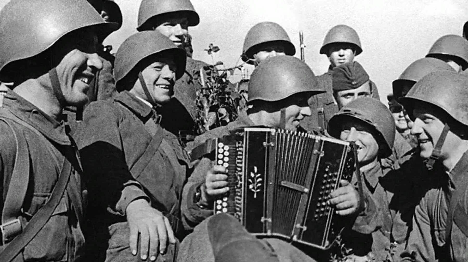 Советские солдаты поют. Солдат с гармошкой. Советский солдат на фронте. Гармошка на фронте. Песня про мировую войну