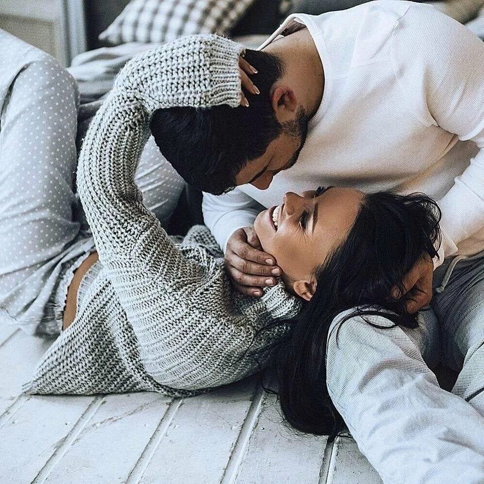 Милые пары. Влюбленные на кухне. Друзья девушка и парень вместе живут. Любовь в квартире. Идея для фотосессии друзей мужчины и женщины.