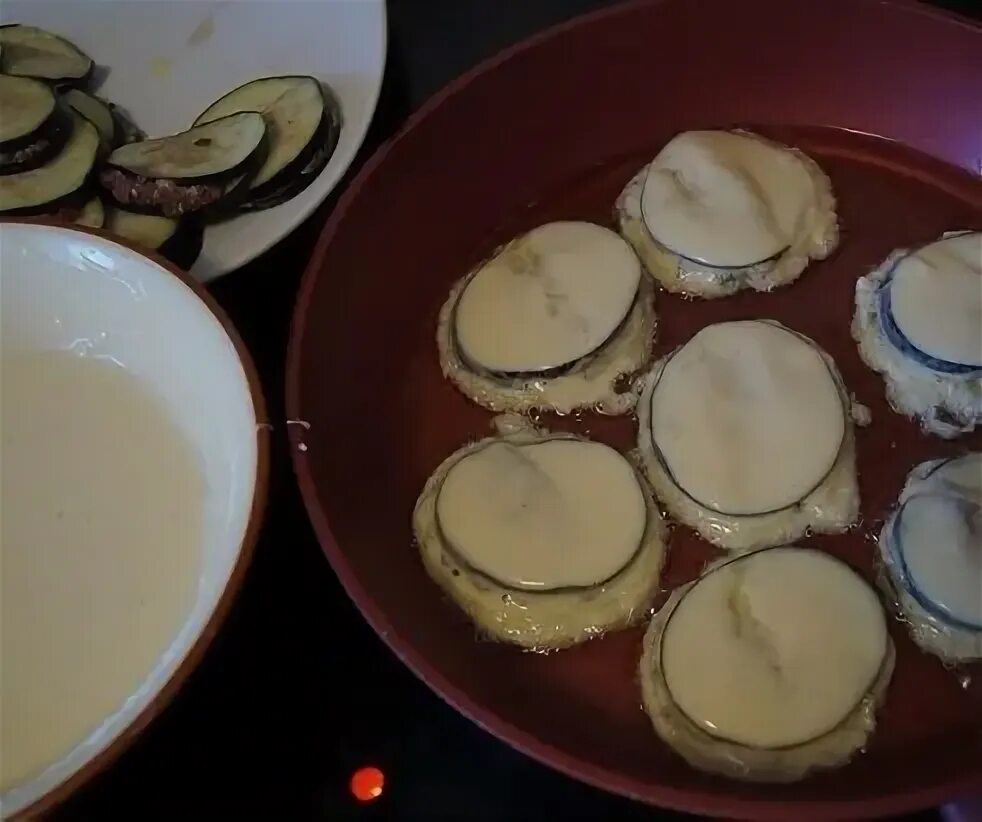 Баклажаны с яйцом на сковороде. Баклажаны в кляре с помидорами. Баклажаны в кляре на сковороде с чесноком. Жареные кабачки кружочками. Посуда для подачи баклажанов в кляре.