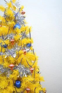 Новогодний желтый цвет