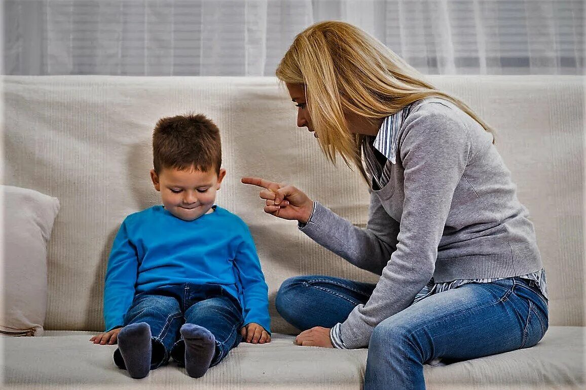 Бабуля с внуками. Бабушка с внуком на скамейке. Бабушка разговаривает с семьей. Пенсионер инвалид. Бабушка и дедушка.