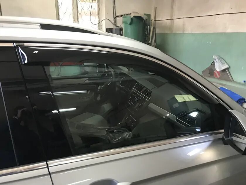 Дефлекторы тигуан 2. Тигуан 2 ветровики. tiguan 2 ветровики. ветровики фольксваген тигуан 2.
