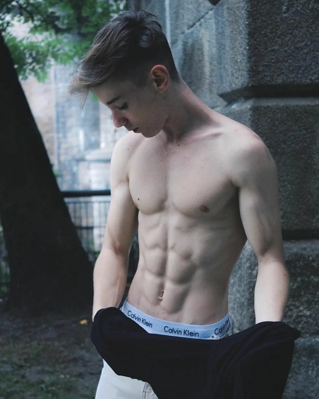 Молодые спортивные мальчики. Подросток с большим. Big bulge boy селфи. Huge boys. Спидо бойс bulge член.