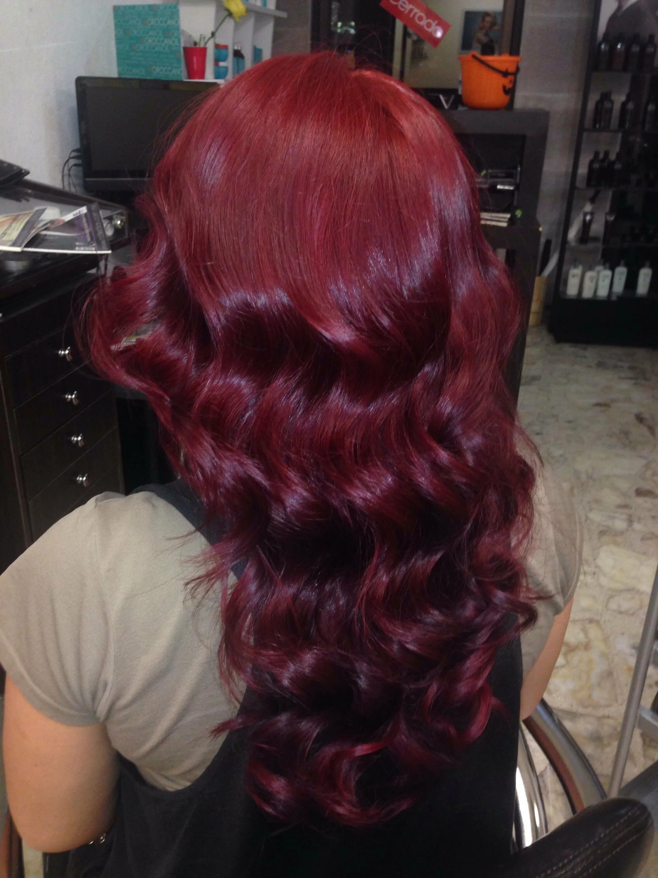 Волосы гранат. Гранатово красный цвет волос. Волосы гранат. Волосы гранат. Цвет волос гранатовый рубин.