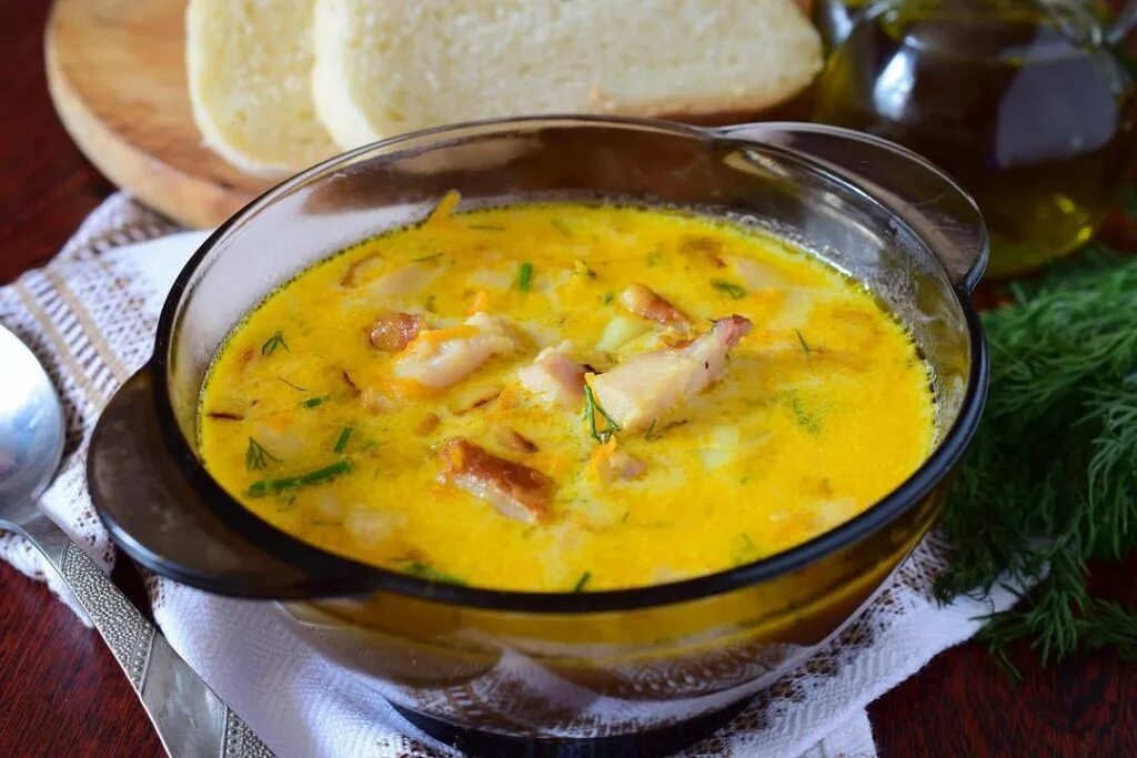 Суп с окорочком. Сырный суп с копченой курицей. Сырный суп с копченой курицей и плавленным сыром. Суп Романо сырный. Сырный суп с копченостями и плавленным сыром.