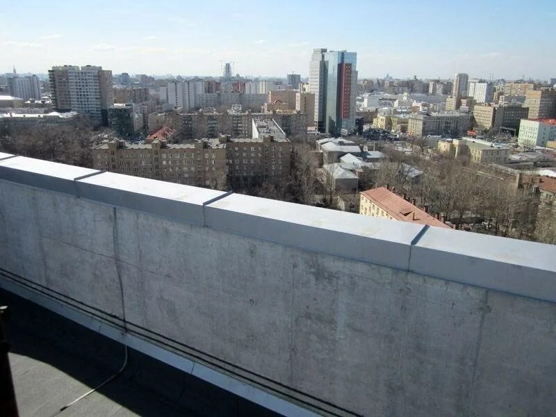 Плюю с парапета. Парапет здания. парапет на крыше. бетонное ограждение на крыше. ограждение парапета кровли.