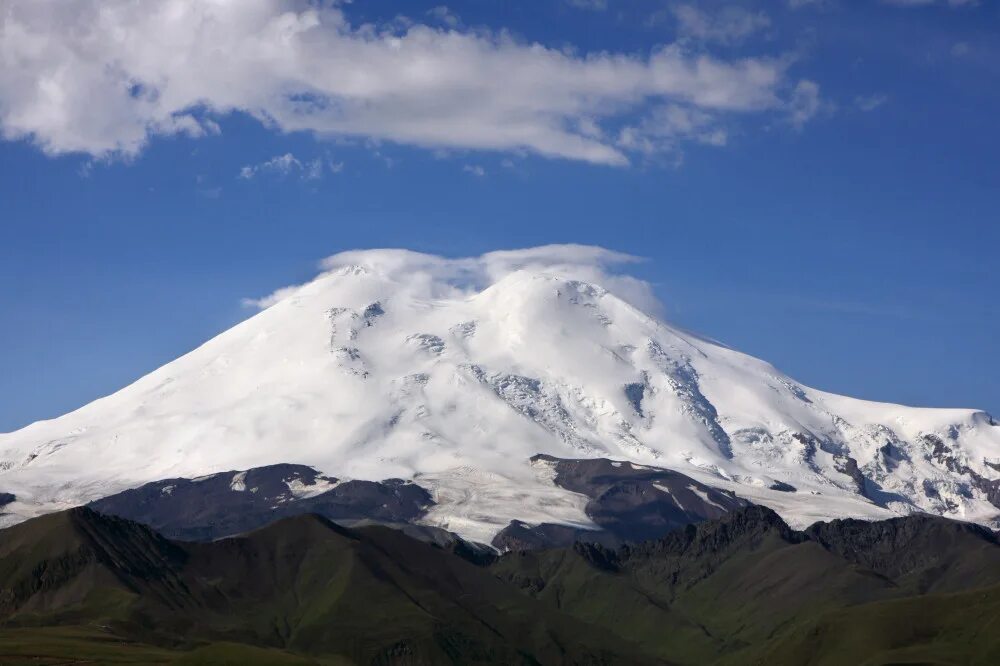 Эльбрус двуглавая вершина. Гора Эльбрус. Величественный Эльбрус. Эльбрус высота. Двуглавый Эльбрус.