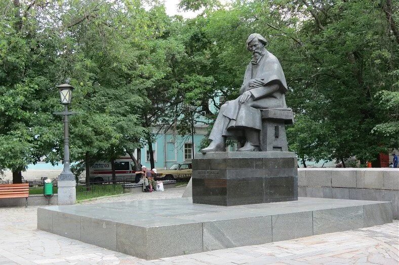 Памятник в чернышевском. Памятник Чернышевскому в Москве. Памятник Чернышевскому в Москве на Покровке. Сквер Чернышевского Москва.