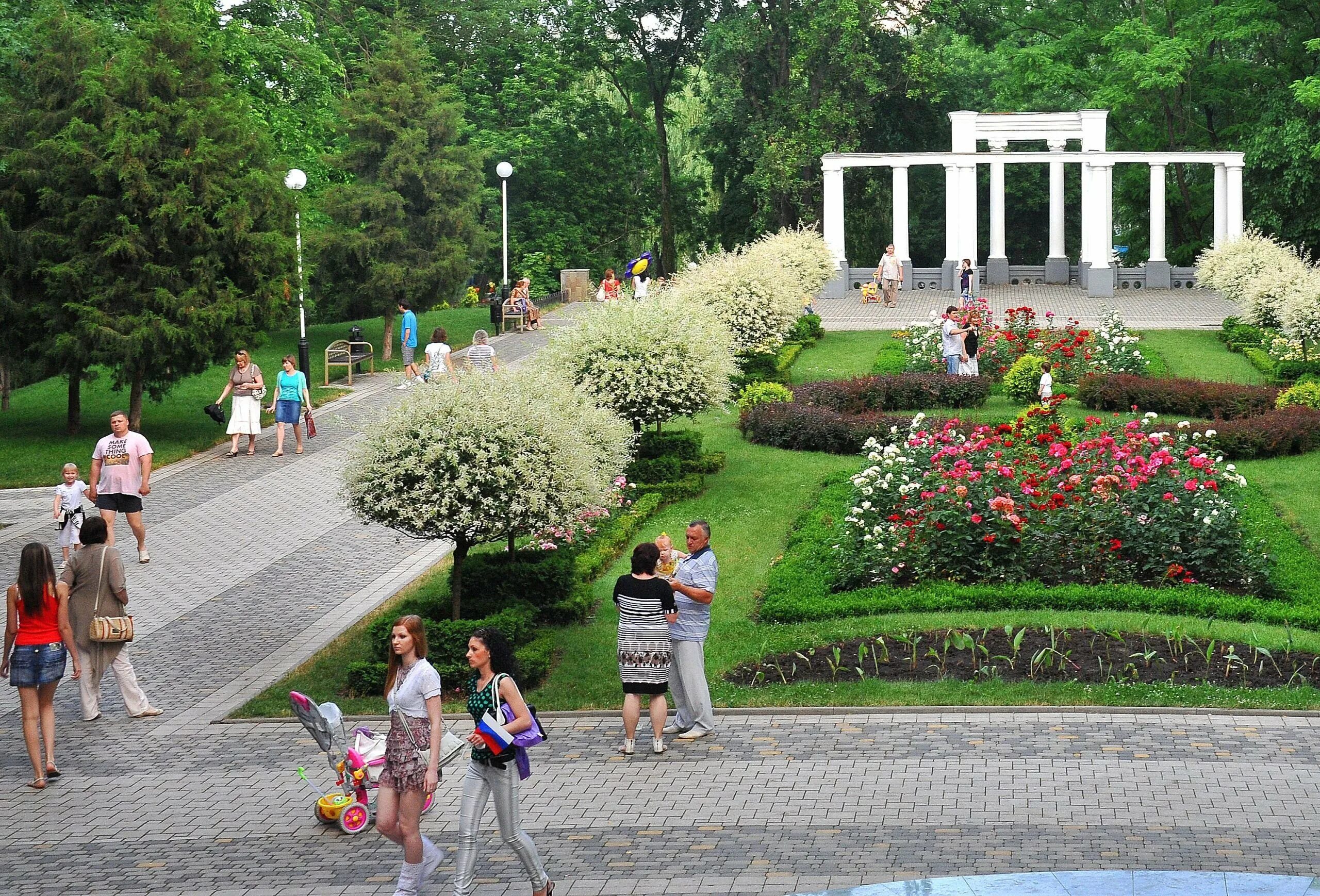 Где сады в краснодаре. Городской парк Горького Краснодар. Краснодар Горсад парк. Город Краснодар парк городской сад. Городской сад парк Горького Краснодар.