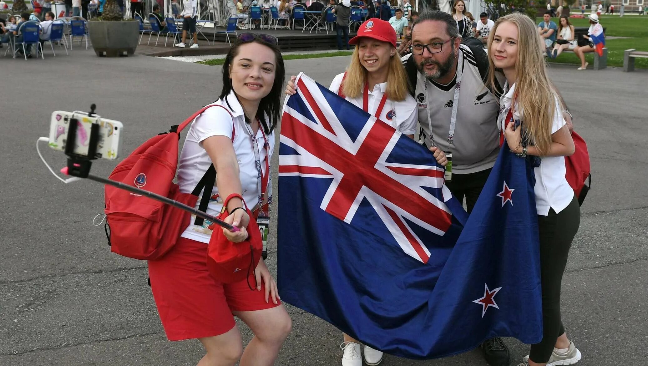 New zealand how people live. Новая Зеландия жители. Британские девушки. Болельщицы Англии. Англичане в России.