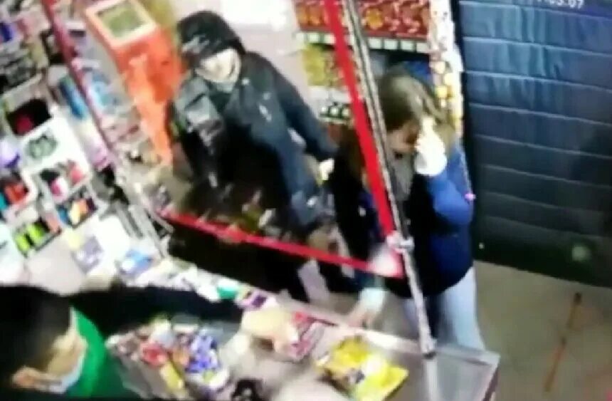 Беременна в 16 где парень ударил девушку. Мужчина ударил девочку. девочку ударили кассовым аппаратом.