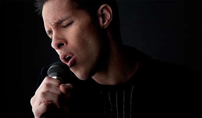 Певец с микрофоном. Мужской голос mp3. Пение басом. Мужчина поет. Арт проект мужской голос.