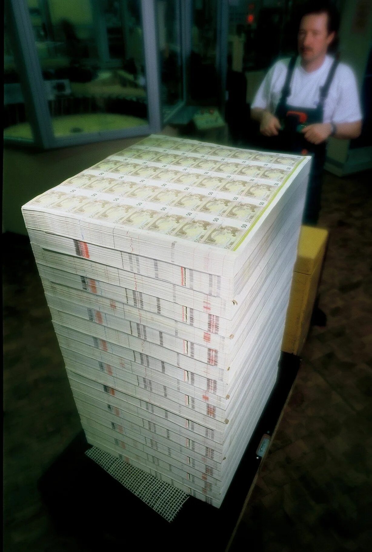 как выглядит 10 миллиардов. большие деньги пачками. поддон денег. паллета с деньгами. много долларов.