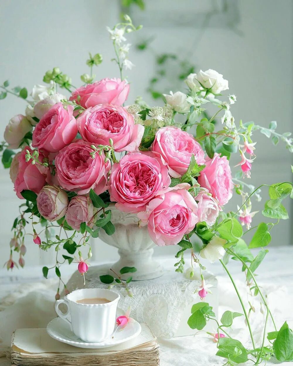 Доброе утро пожелания красивые букеты. Шикарные цветы в вазе. Нежный букет. Красивые букеты в вазах. Букет в нежных тонах.