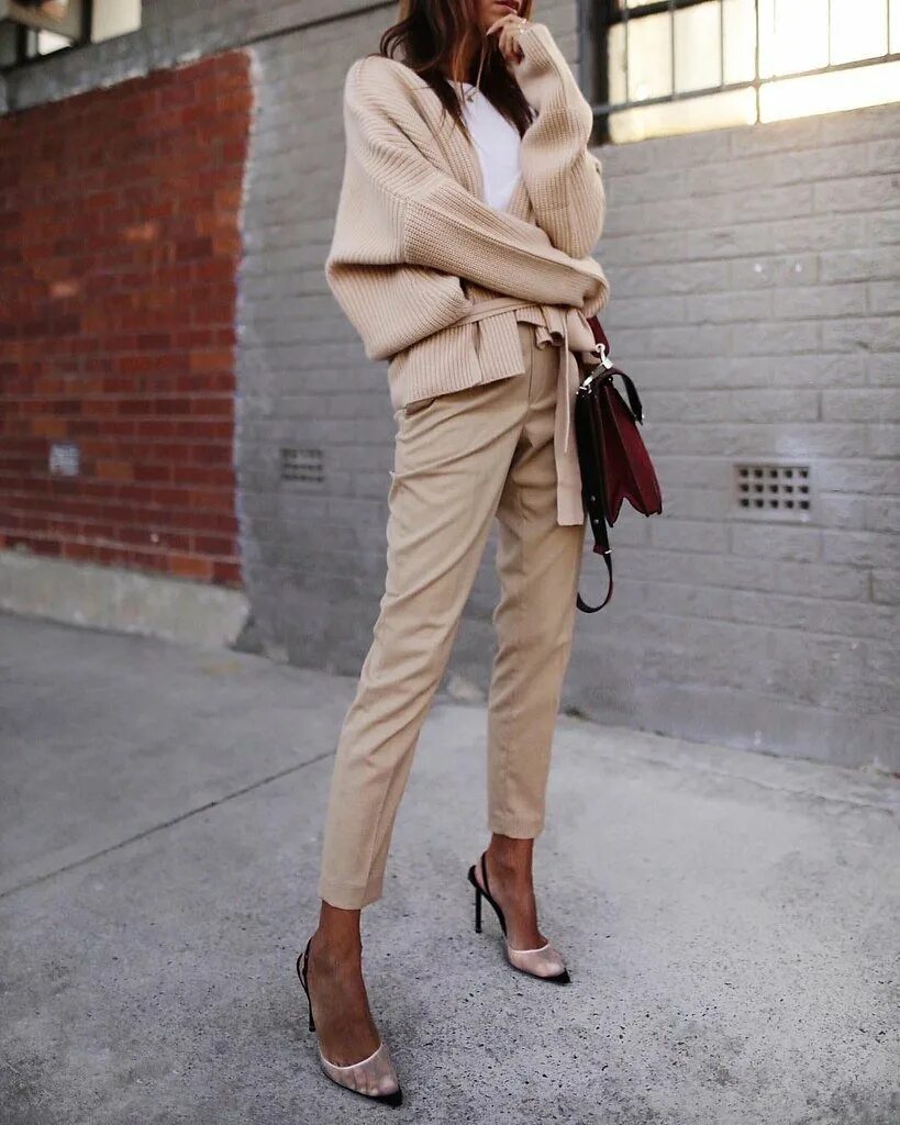 с чем носить бежевые брюки зимой. элегантный повседневный стиль. с чем носить бежевые брюки зимой. бежевые штаны сочетание. бежевые кожаные брюки прямые.