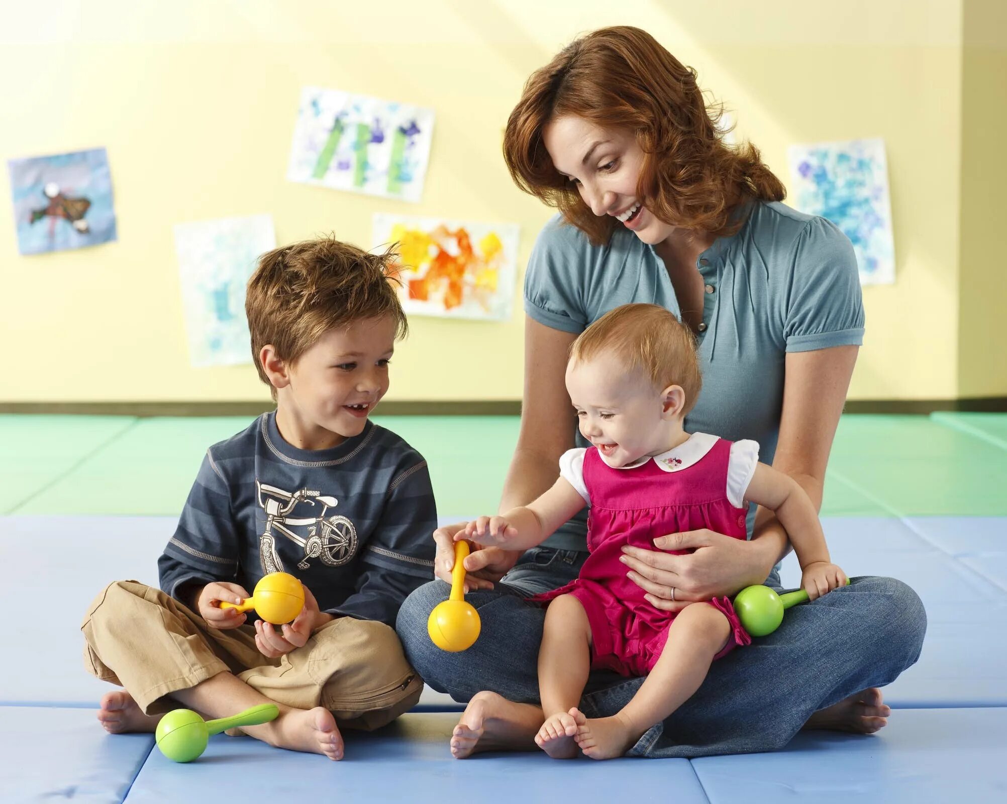 ранний детский возраст. раннее детство. дети играют. игры для детей аутистов. игры детей с родителями.