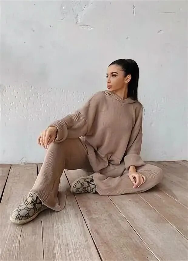 Женский костюм из альпака. Пальто из альпаки. Белый спортивный костюм женский. Костюм спортивный из альпаки женский. Альпака костюм спортивный женский.