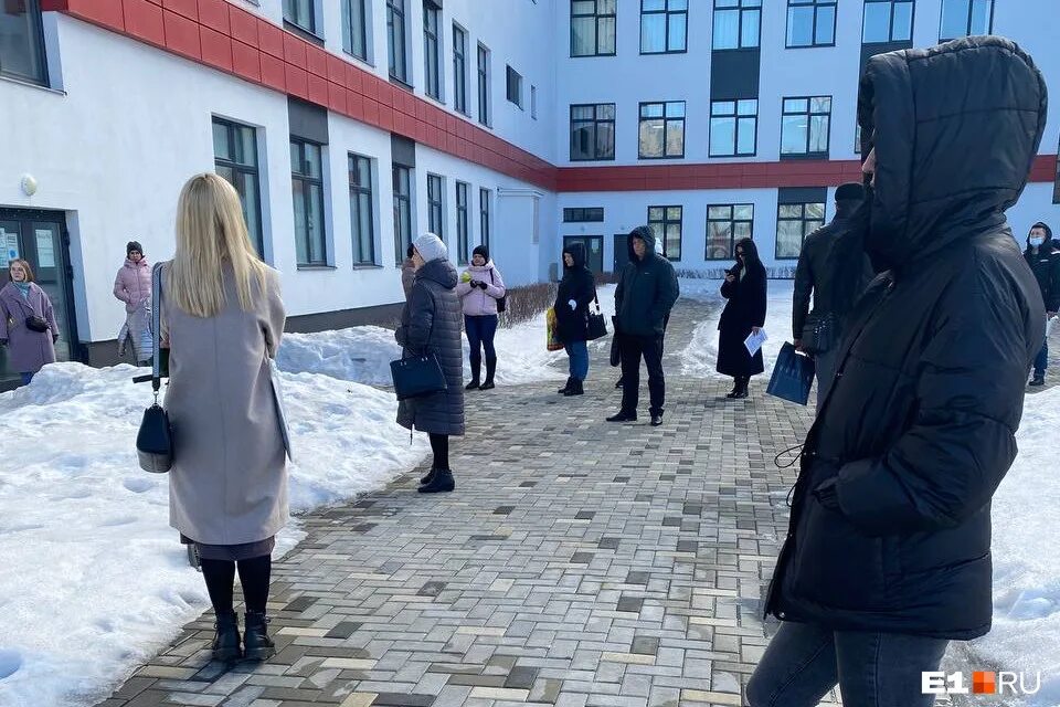 Нельзя очередь. Нельзя очередь. Толпа людей в очереди. Человек толпы. Очередь.