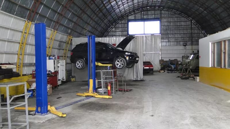 Машина на подъемнике. Автомеханик машина. Красивый автосервис. Сто авто. Обслуживание авто.