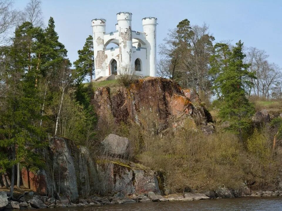 Выборг парк Монрепо остров мертвых. Парк Монрепо остров Людвигштайн. Выборг. Парк Монрепо. Остров мёртвых. Капелла "Людвигштайн. Остров Людвигштайн Выборг. Монрепо цена входного