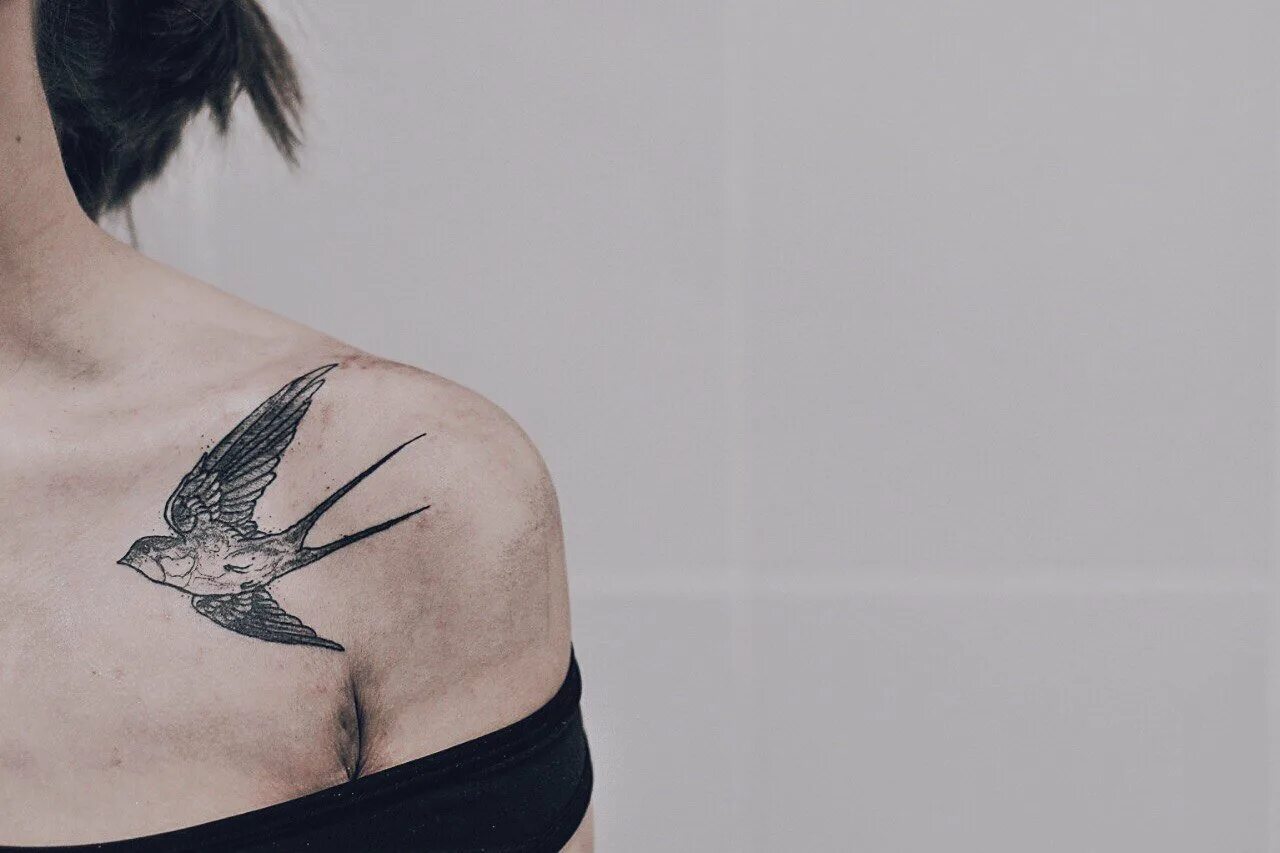 Тату ласточка. Тату ласточки на ключице у девушек. Тату маленькие птицы. Тату птицы на ключице. Тату ласточки на ключице у девушек.