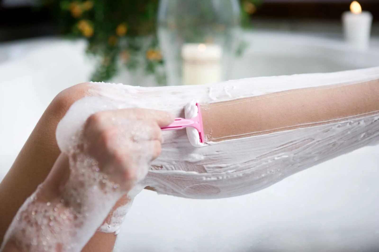 Радость бритых ног. Бритье ног у девочек. Девушка с гладко выбритыми ногами. Во сколько лет надо брить ноги девочке. Бритье ног.