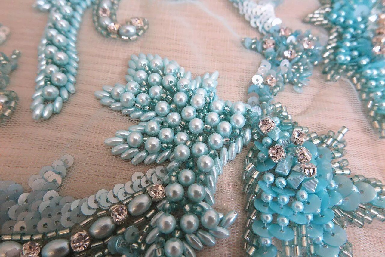 Вышивка бусинами. Бисер пайетки. Брошь бисер пайетки. Бисер пайетки. Пришивание пайеток рыбья чешуя.