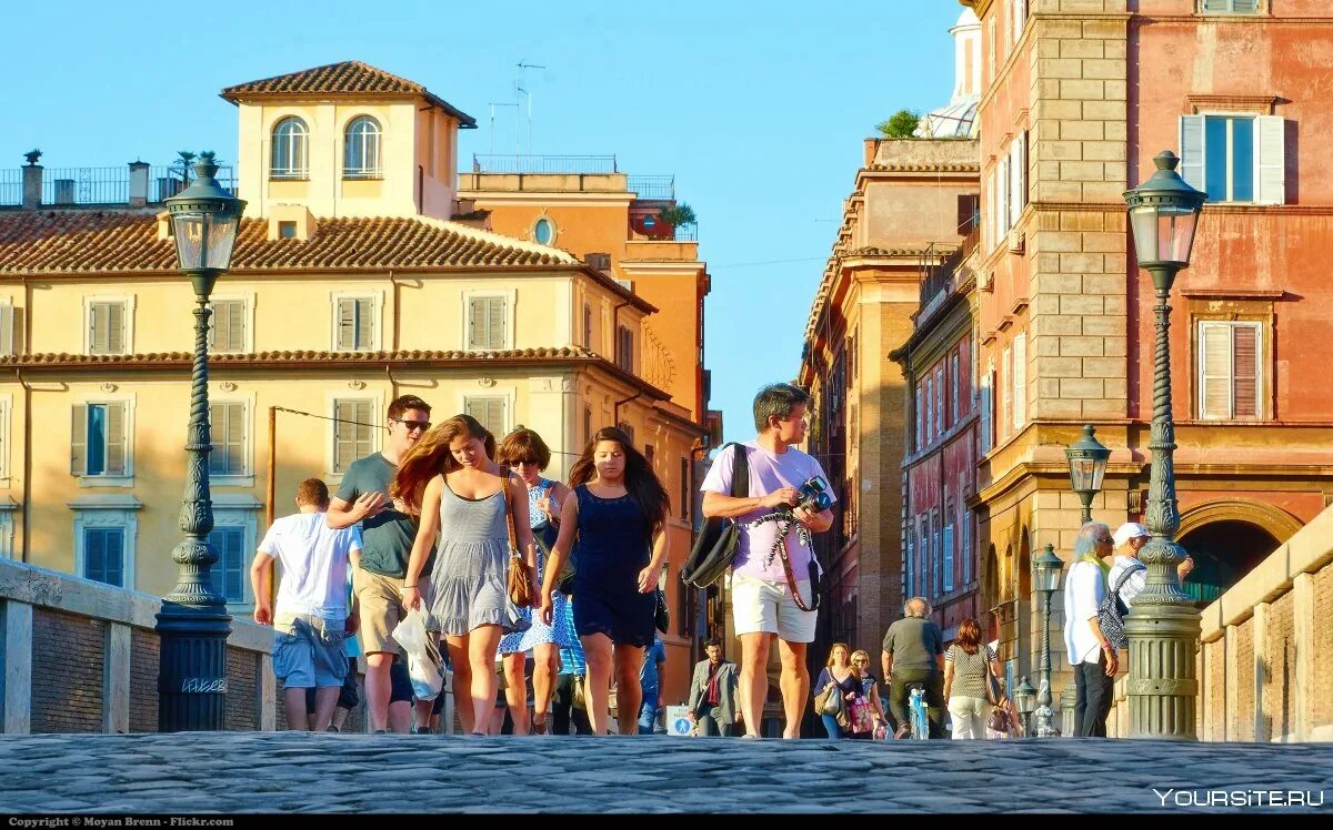 Группа туристов из италии. Туристы в Италии. Италия люди. Италия люди на улицах. Прогулка улочкам Рима.