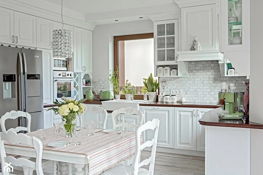 Интерьер в стиле современный прованс. Гостиная в стиле прованс. Прованс в деревянном доме. Кухня в стиле прованс лорена. Кухня прованс белая.