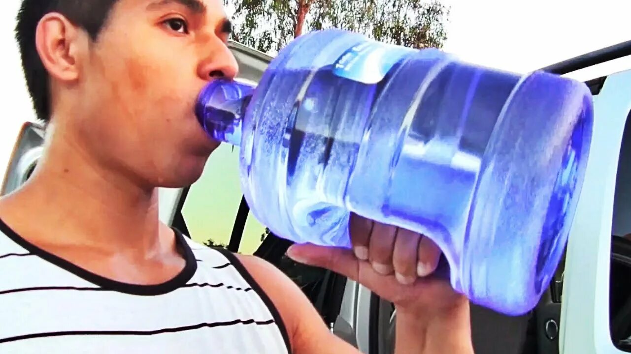 Лить много воды. Дринкинг Ватер. Огромная бутылка воды. Человек с бутылкой воды. Человек смешно пьет воду.
