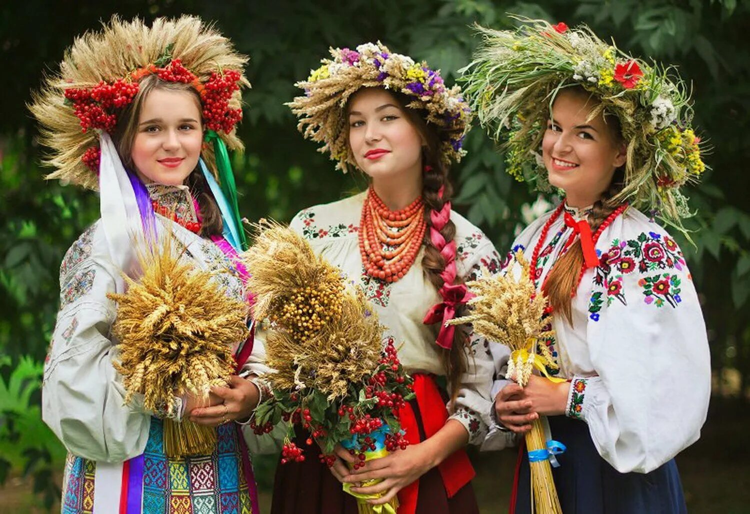 1 украинский национальный. Украинский национальный венок. украинский национальный костюм. традиционный украинский венок. украинка в венке.
