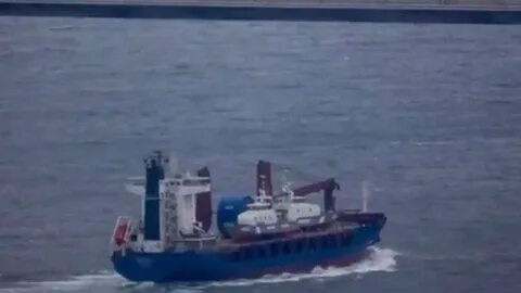 С корабля на берег надо одновременно перевезти