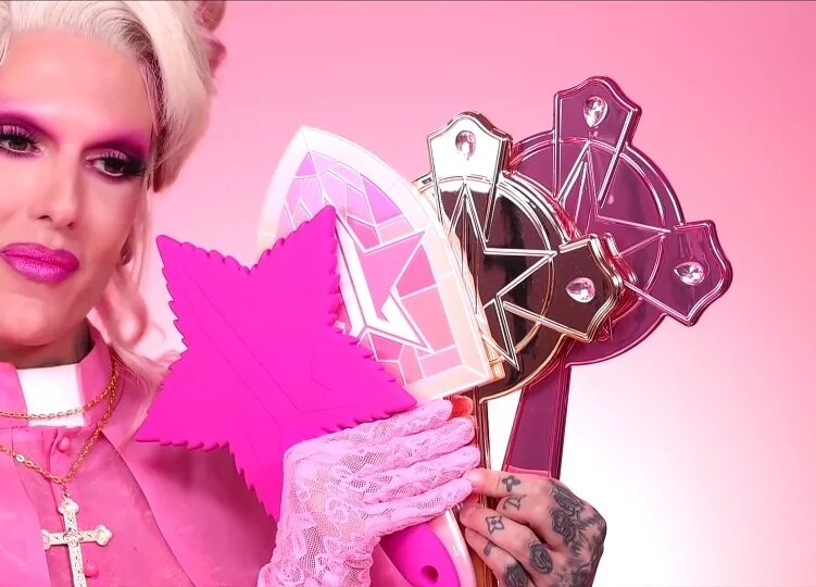 Pink religion jeffree star тени. Пудровый розовый. Розовая бумага. Pink старое. Пинк певица.