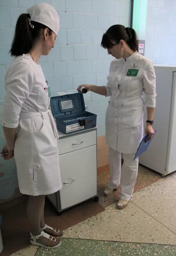 Медицинская сестра и пациент ребенок. Медсестра в процедурном кабинете. Медсестра детского отделения. Медсестра в детском стационаре. Медицинская сестра процедурного кабинета.
