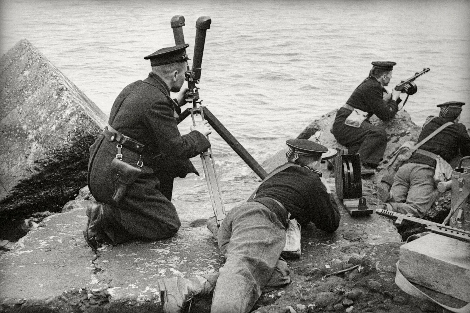Осенью 1941 ввиду. Оборона Севастополя 1944. Морской пехотинец в Севастополе 1944.