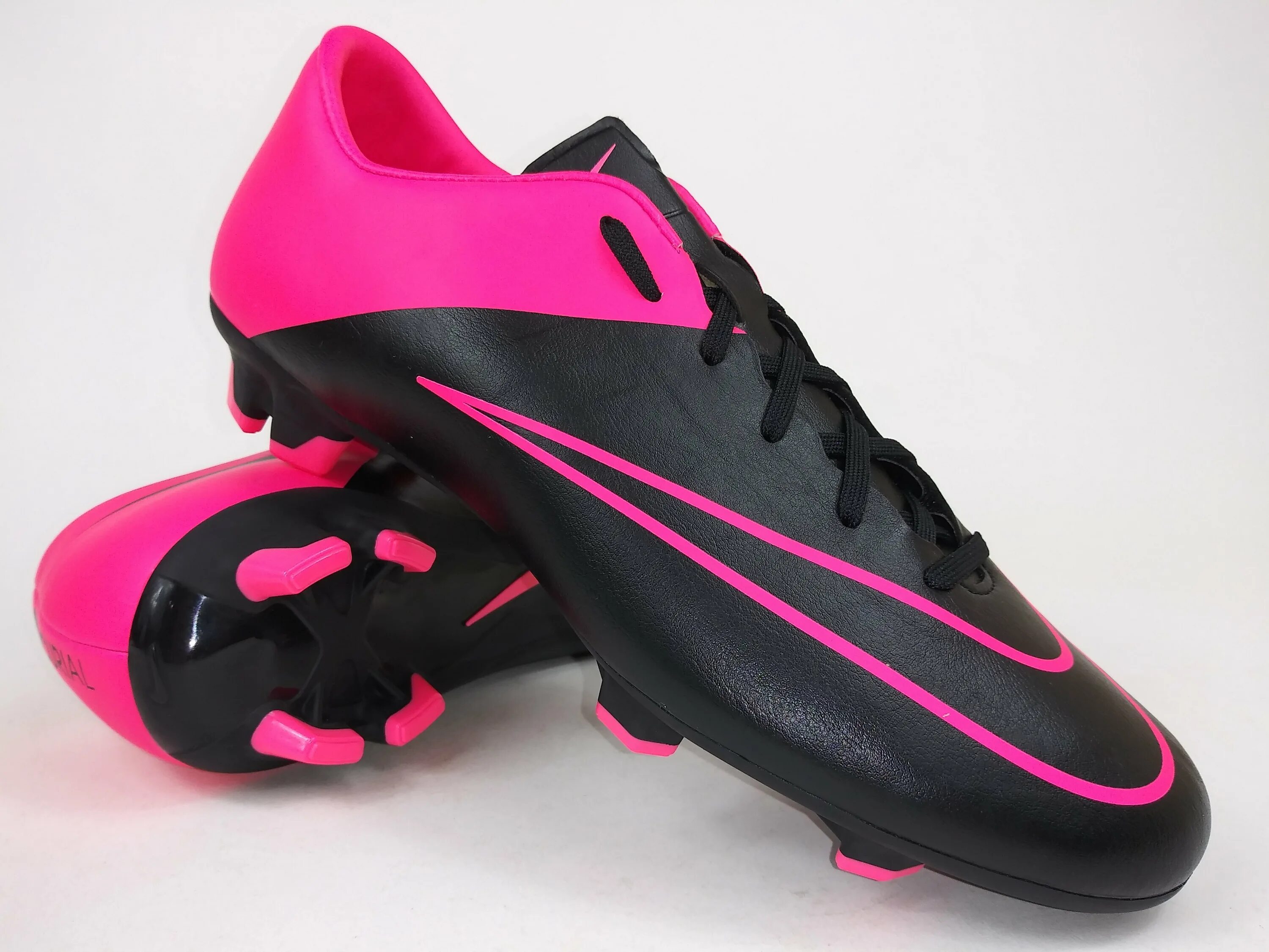 Розовые бутсы найк. Nike Mercurial Victory v FG. Nike Mercurial черно розовые. Nike Mercurial Black Pink. Бутсы найк черные с розовым.