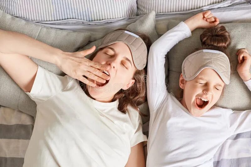 Moms сон. Sleepy mother. Мама с мальчиком в кровати. Картинка где мама держит ребенка а он зевает. Материнский инстинкт у женщин.