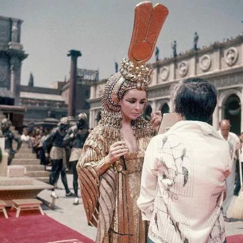 She who pwns people with history Elizabeth taylor cleopatra, Cleopatra halloween