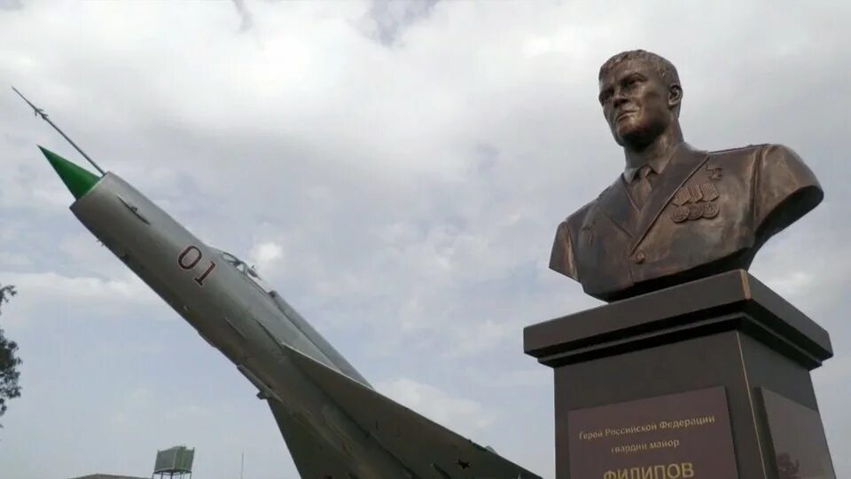 Памятник роману Филиппову в Сирии.