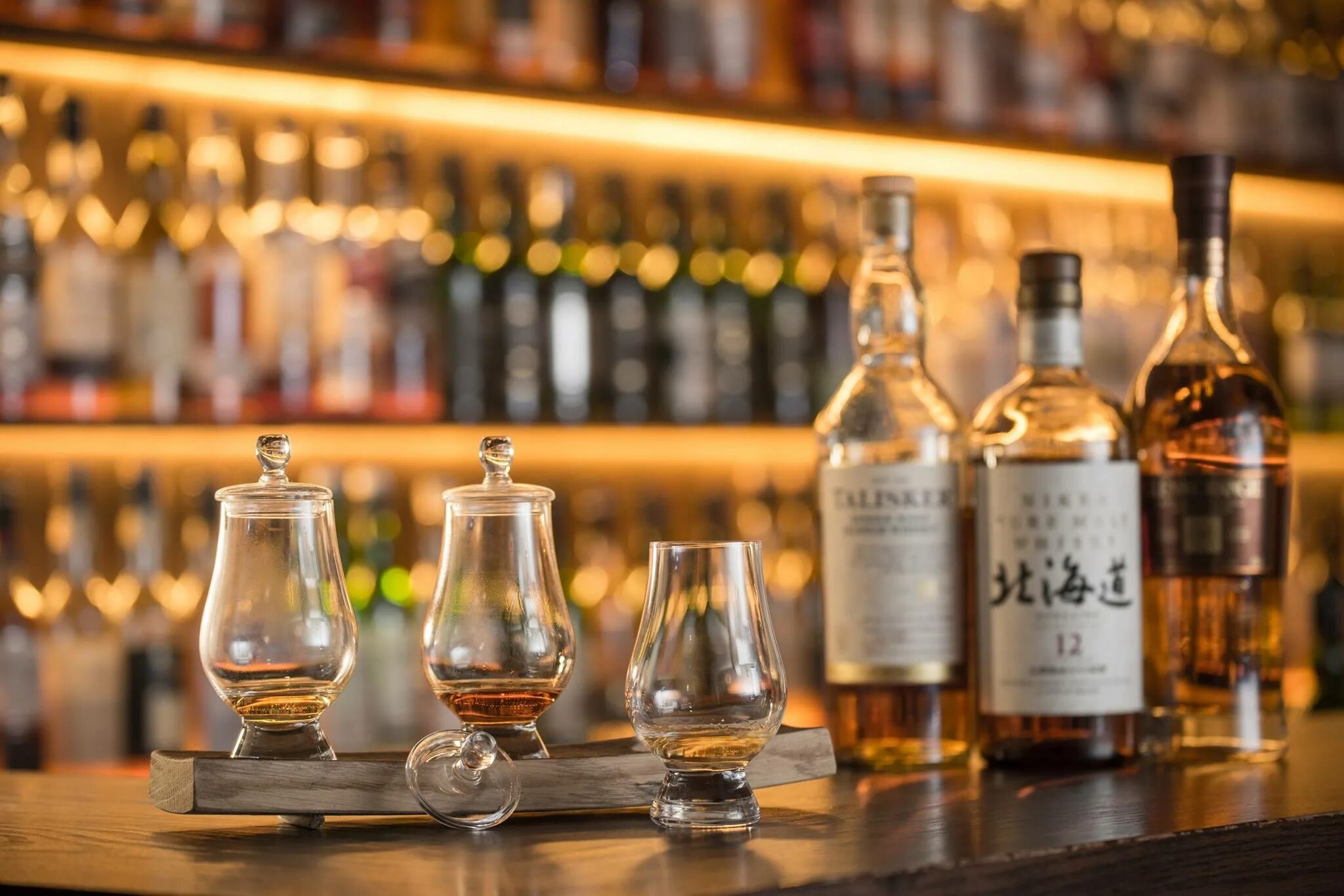 91 виски. Ром на барной стойке. Whiskey bar. Билли в баре. Whiskey bar.