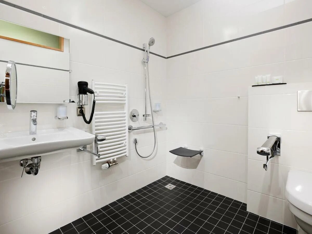 Комната в гостинице для инвалидов. Отель для инвалидов. Фрегат отель петрозаводск 4 петрозаводск. Гостиничный номер для людей с ограниченными возможностями. Номер для инвалидов в гостинице.