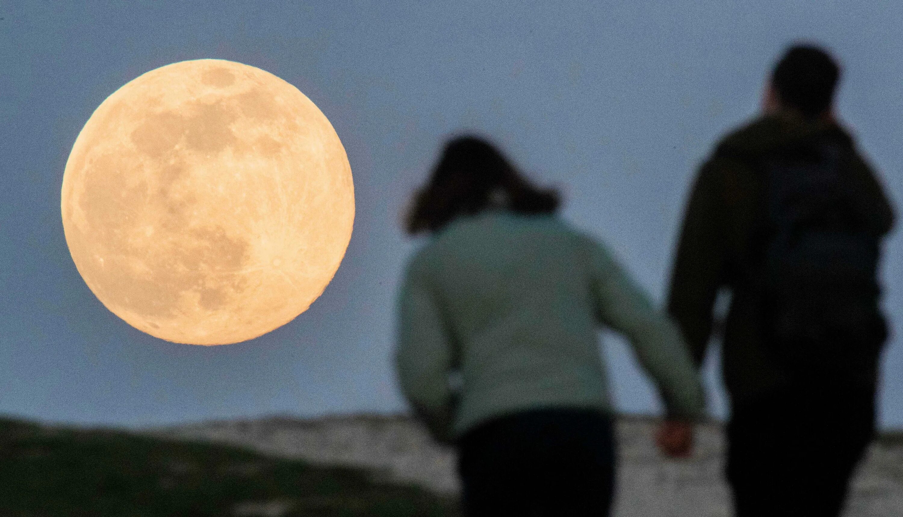 Какие явления можно наблюдать на луне. Наблюдение за луной. Наблюдение за полнолунием. Наблюдаем луну. Украл луну.