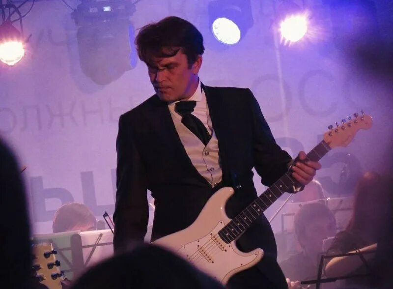 Виктор цой группа. Юрий каспарян. Виктор цой кино. Юрий каспарян 2022. Каспарян лето.