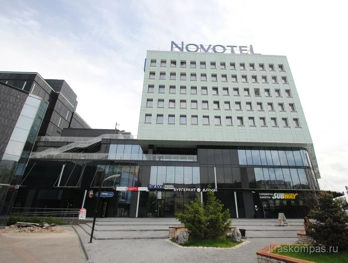 Новотель красноярск сайт. Новотель Красноярск. Отель Новотель Красноярск. Novotel Красноярск центр снаружи.