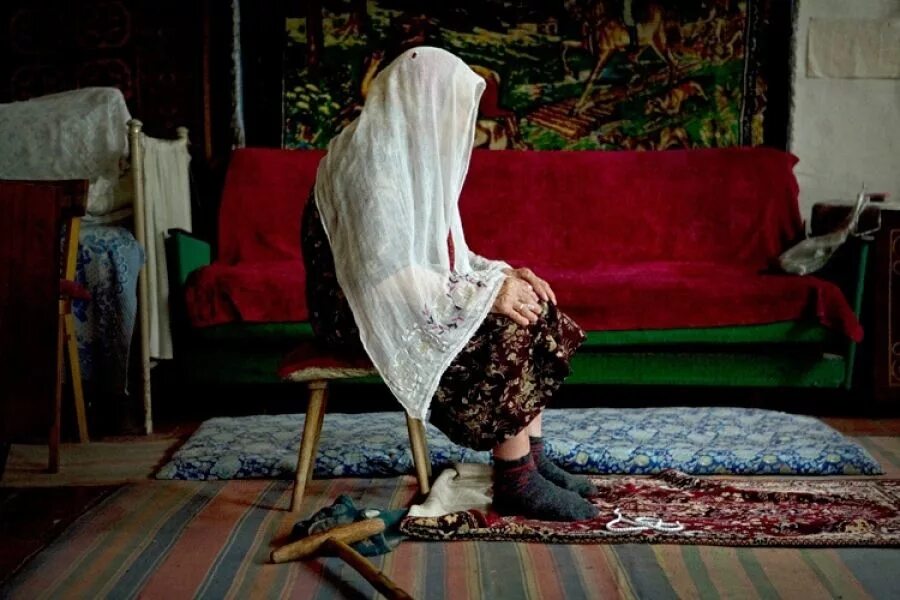 пожилая женщина мусульманка. старушка в платке. пожилая женщина в платке. пожилая женщина в платочке. бабушка мусульманка.