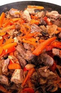 Мясо с грибами и овощами