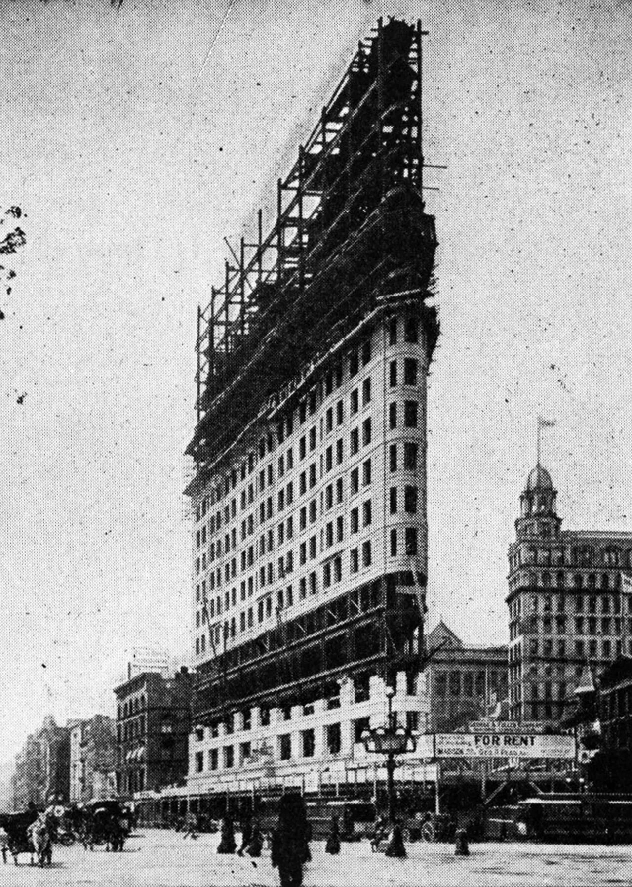 Первые высотные здания. Флэтайрон-Билдинг Нью-Йорк. Дэниел Бернэм Флэтайрон Билдинг. 1902 Флэтайрон Билдинг. Флэтайрон-Билдинг (1902 год.