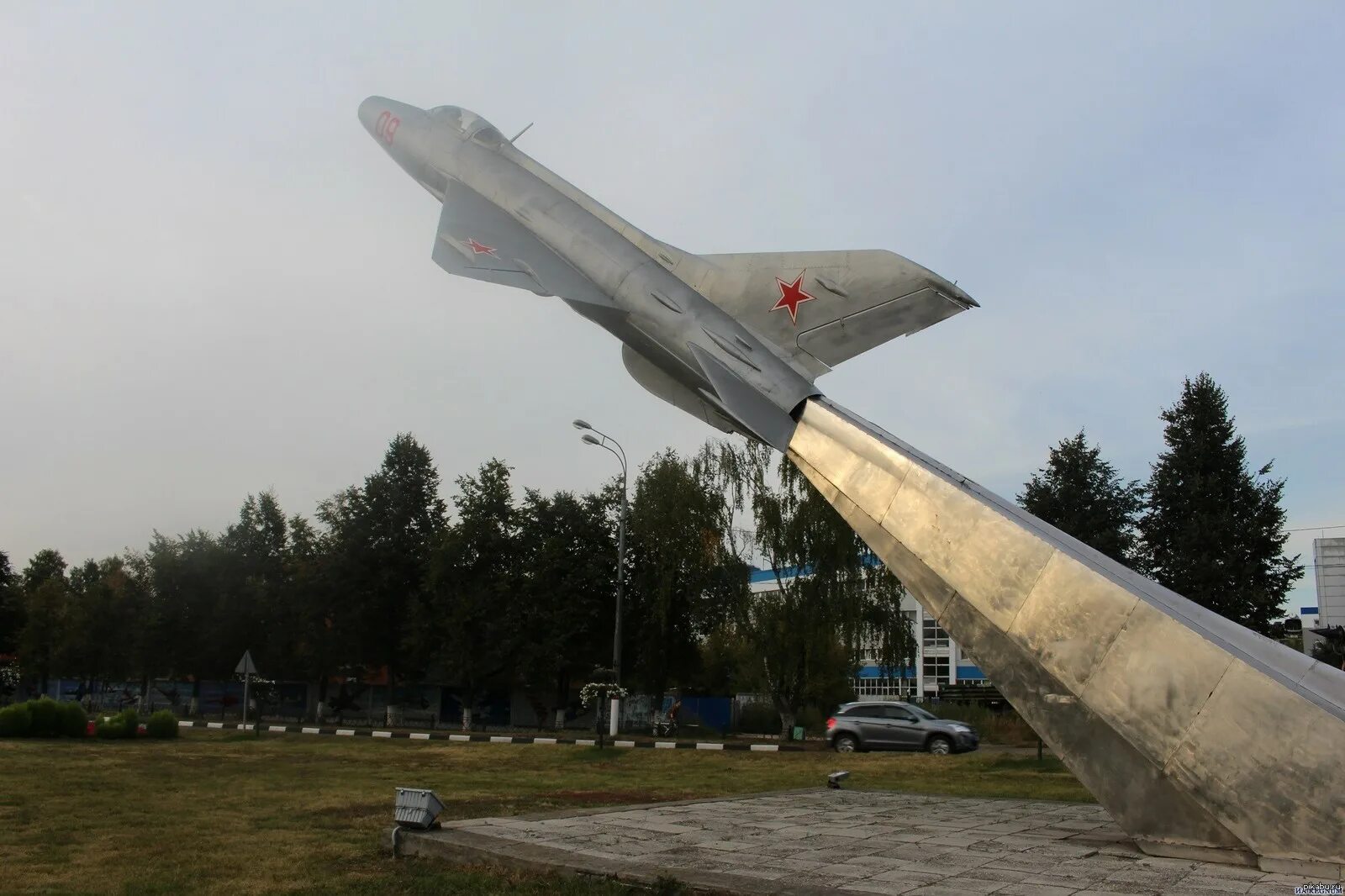 Мо г жуковский. Жуковский самолет памятник миг 21. Памятник миг 21 в Жуковском. Жуковский самолет памятник. Жуковский памятник самолету миг.