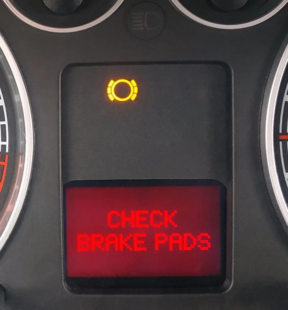 Ошибка brake pads. Ошибка по тормозам. ошибки тормозной системы ауди. brakes ошибка ауди. ошибка brake light ауди.