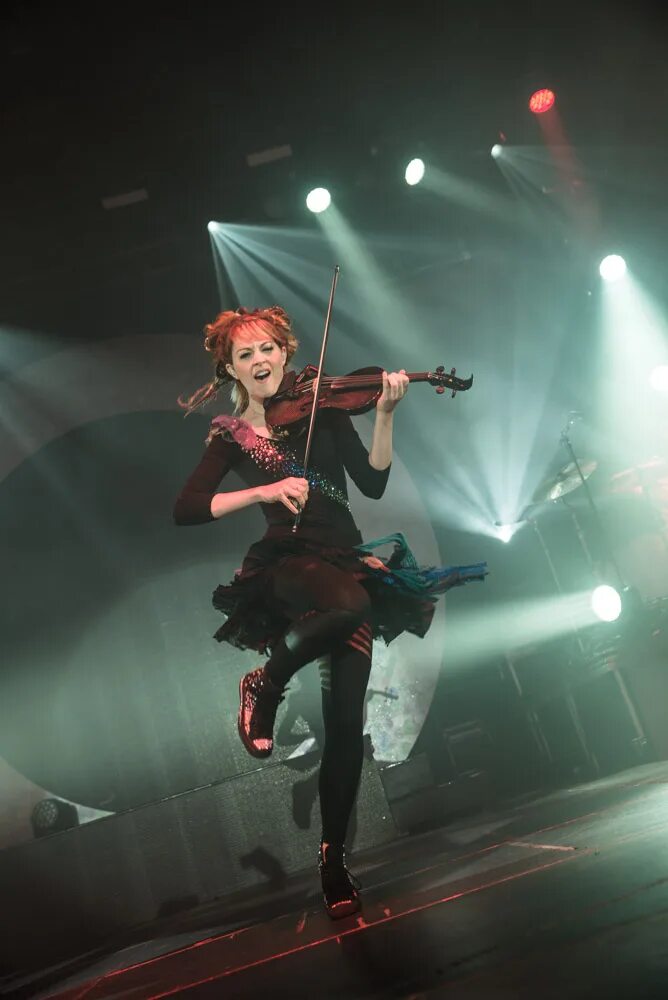 Lindsey stirling eye of the untold her. Линдсей Стирлинг 2021. Линдси Стирлинг сейчас. Линдси Стирлинг 2024. Труппа Линдси Стирлинг.